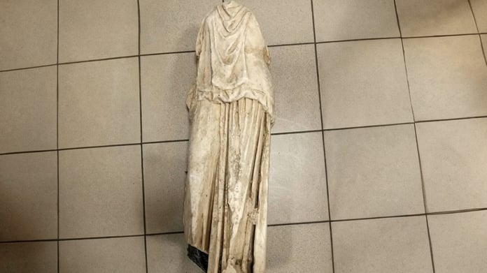 Yunanistan’da 2 bin yıllık antik heykel çöpte bulundu