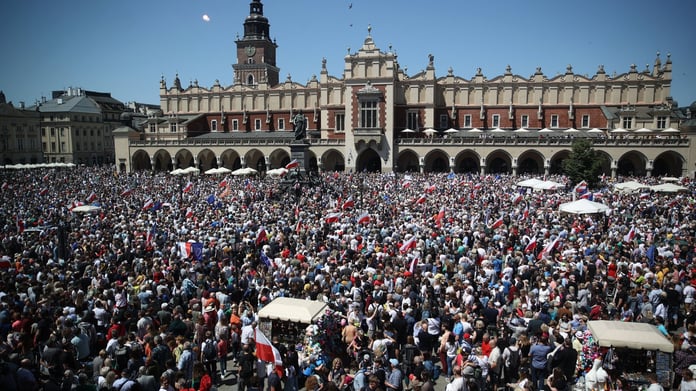 Polonya'da son yılların en büyük protestosu: Yüz binlerce kişi katıldı