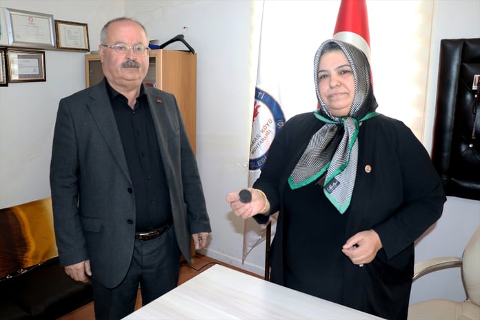 Yozgat'ta kadın muhtar, 20 yıldır görev yapan eşinden mührü devraldı