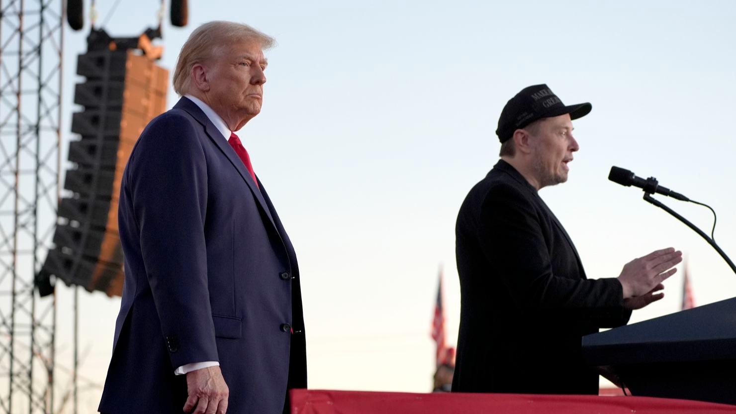 Elon Musk, Donald Trump'ın Pensilvanya'daki mitinginde konuşma yaparken. Fotoğraf / AP