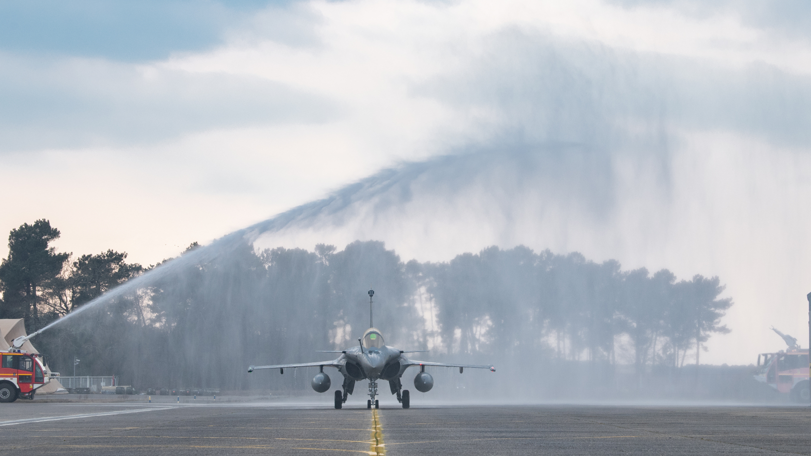 Fransa, F4 standardındaki ilk Rafale savaş uçağını teslim aldı