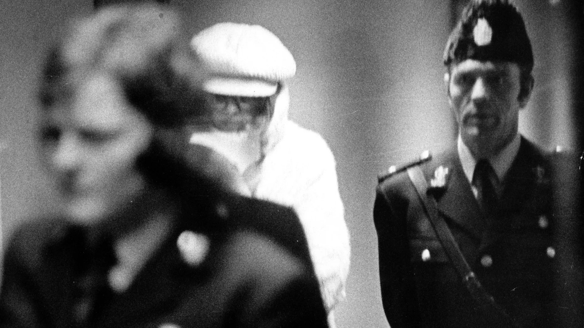 MOSSAD için çalışan&nbsp;üç erkek ve iki kadın yargılandı ve mahkum edildi.