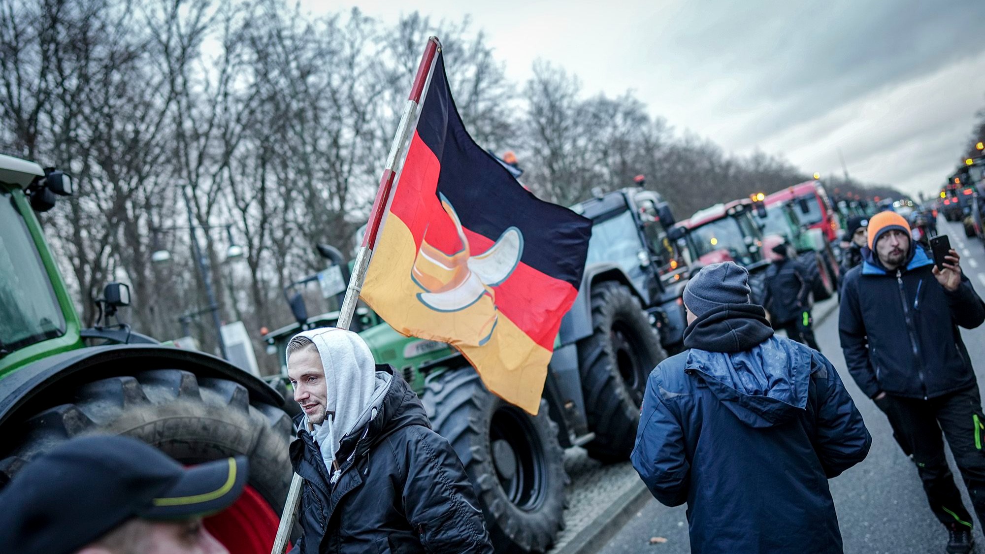 Almanya'da çiftçiler, traktörleri ile ilerledikleri Berlin'de protestolar düzenledi.&nbsp;
