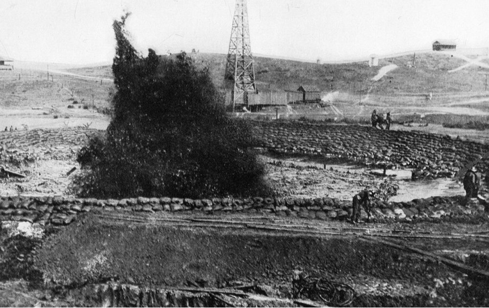 Lakeview Gusher, kumsallardan oluşan bir setle çevrilidir.