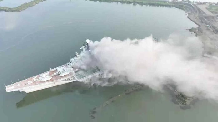 Çin'deki eski Sovyet uçak gemisi Minsk'te yangın çıktı