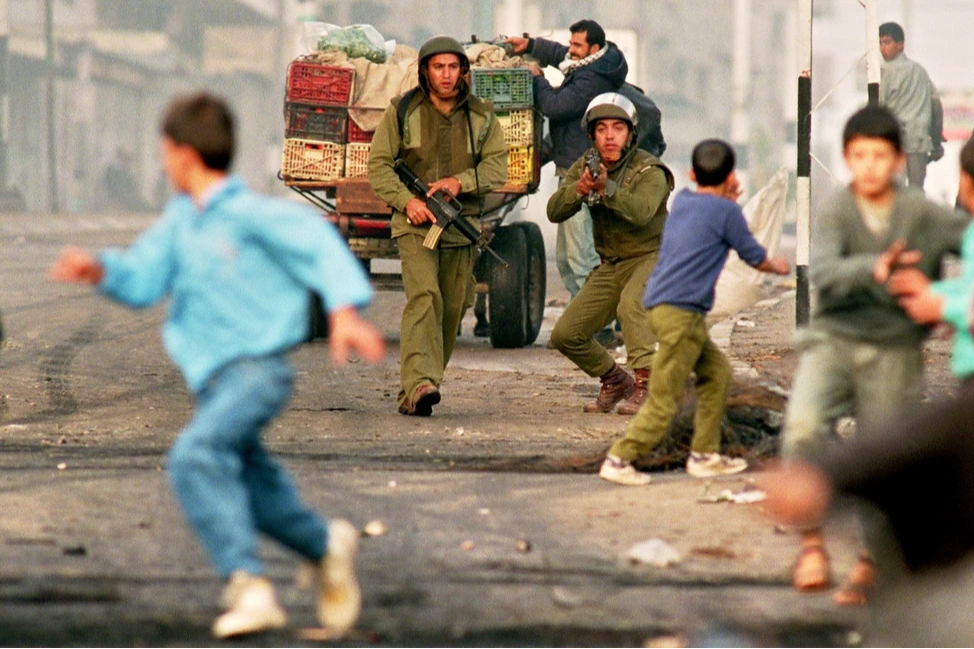 Genç Filistinliler, 1993'te Gazze Şehri'ndeki ayaklanmalar sırasında İsrail askerlerinden kaçıyorlar.