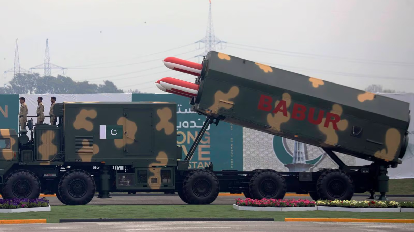 Pakistan uçak ve roket programlarını tanıttı, askeri ekipmanlarını sergiledi