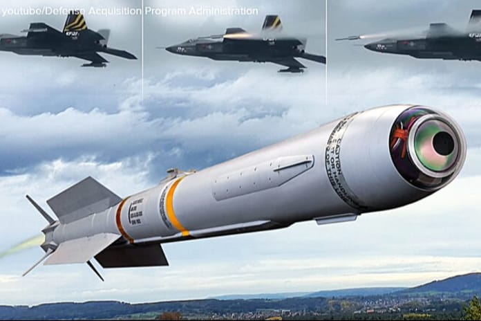 Alman IRIS-T füzesi Güney Kore'nin KF-21 savaş uçağından ilk kez canlı olarak ateşlendi
