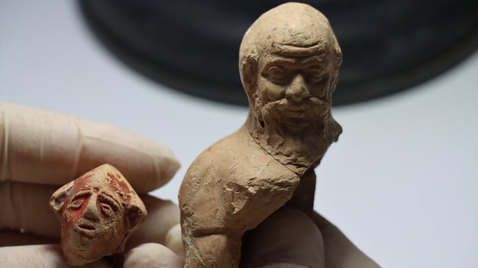 Antakya Antik Hipodrom kazılarında iki heykelcik parçası bulundu