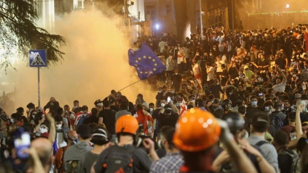 Gürcistan'da Yabancı Ajans Yasası Yasalaştı