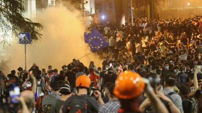 Gürcistan'da iki aydır protesto edilen yabancı etki ajanı tasarısı yasalaştı