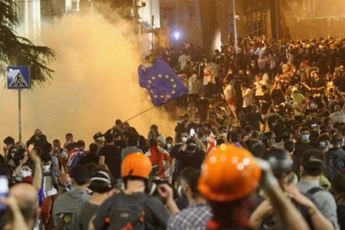 Gürcistan'da iki aydır protesto edilen yabancı etki ajanı tasarısı yasalaştı