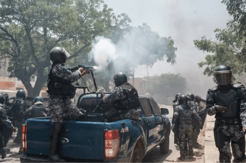 Senegal'de sokaklar savaş alanına döndü