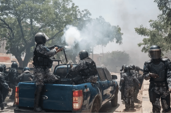 Senegal'de sokaklar savaş alanına döndü