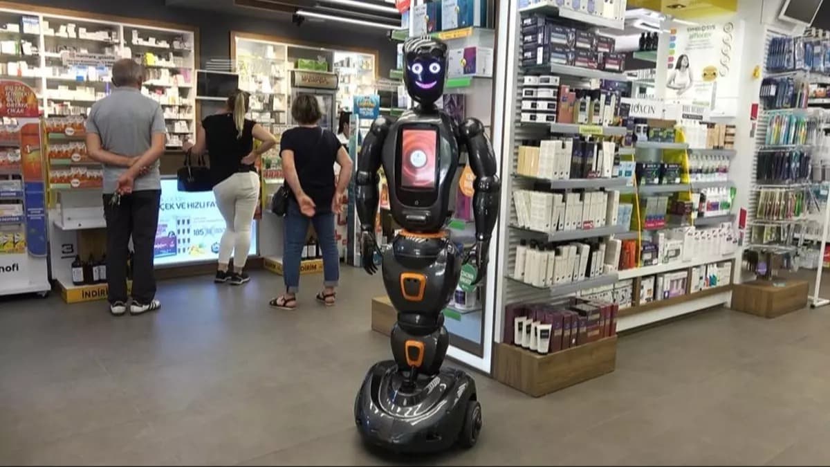 Yerli ve milli yapay zekalı robot, eczanede göreve başladı