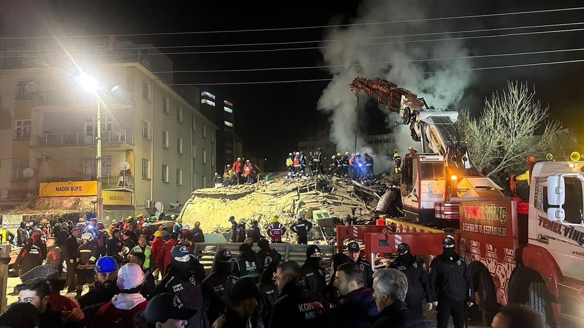 Konya'da 3 katlı bina çöktü