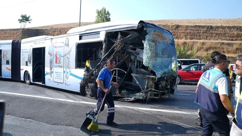 1 ölü 38 yaralı: Metrobüs kazası Son Dakika! Küçükçekmece metrobüs kazası