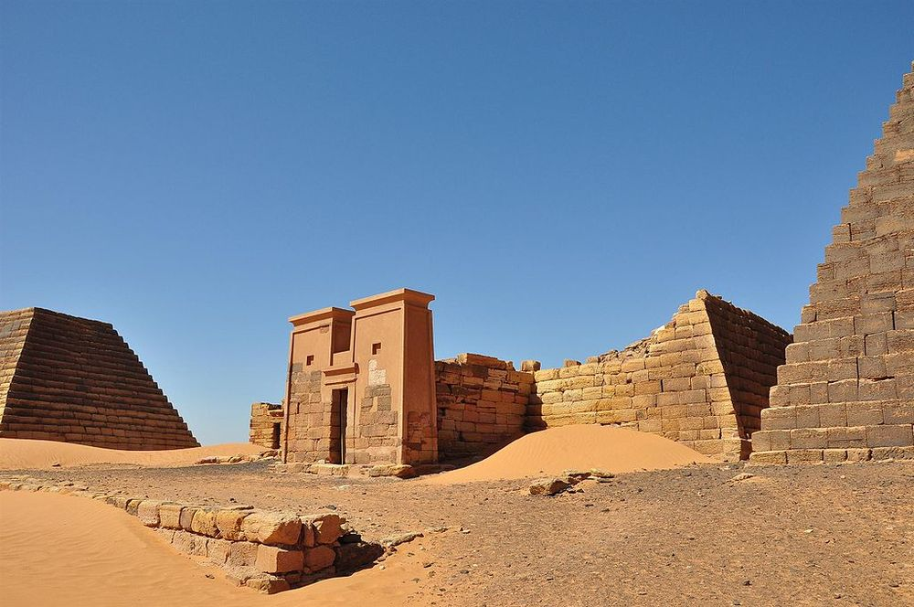 Kraliçe Amanishakheto'nun Büyük Piramidi, 1830'larda Giuseppe Ferlini tarafından yıkıldıktan sonra.