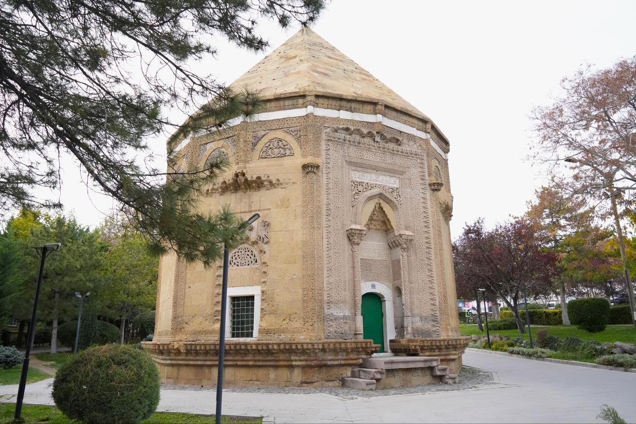 Hüdavent Hatun'un türbesi 7 asırdır tarihe meydan okuyor