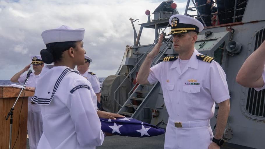 ABD Donanması USS John S. McCain destroyerinin kaptanını “güven kaybı” nedeniyle görevden aldı