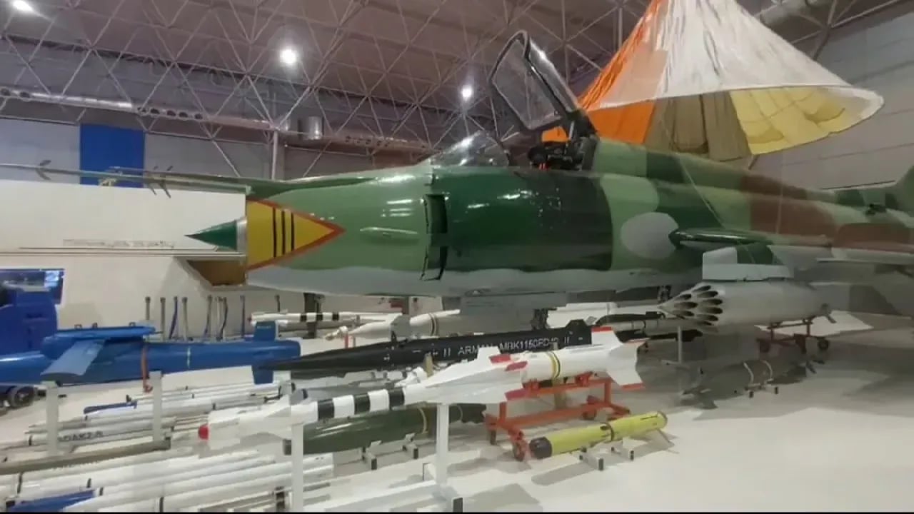 İran havadan fırlatılan yeni balistik füzesini tanıttı