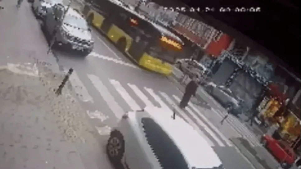 İETT otobüsünün yaya geçidinde çarptığı Nergül Taşgöz'e ait kamera görüntüsü.