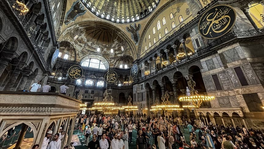 Ayasofya Camii yabancı ziyaretçilere ücretli oluyor