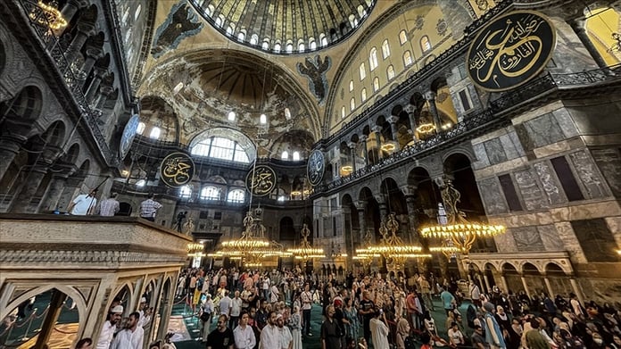 Ayasofya Camii yabancı ziyaretçilere ücretli oluyor