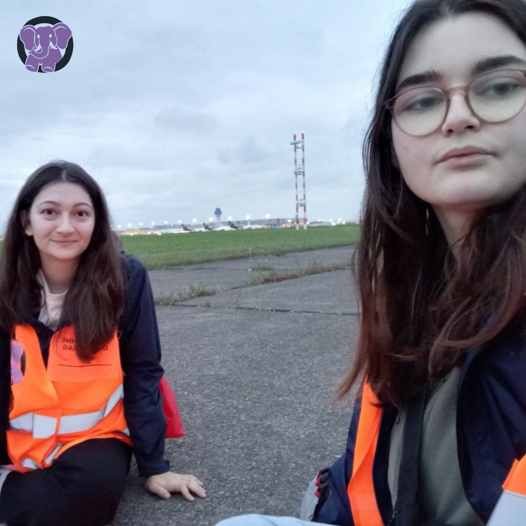 İklim aktivistleri, Köln-Bonn Havalimanı'nda eylem yaptı.