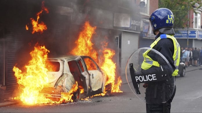 Telegraph: İngiltere'deki protestoların körüklenmesinde Rusya'nın parmağı var