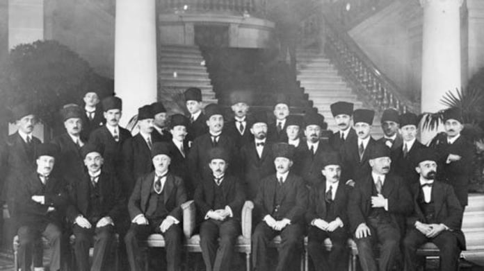 Ankara Hükümeti'nin ilk siyasi başarısı hangisidir?