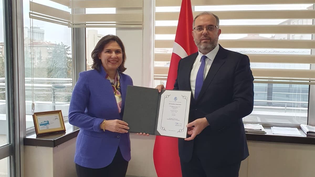 Rektör Afyoncu “Ekonomik İşbirliği Teşkilatı" tarafından ödüle layık görüldü