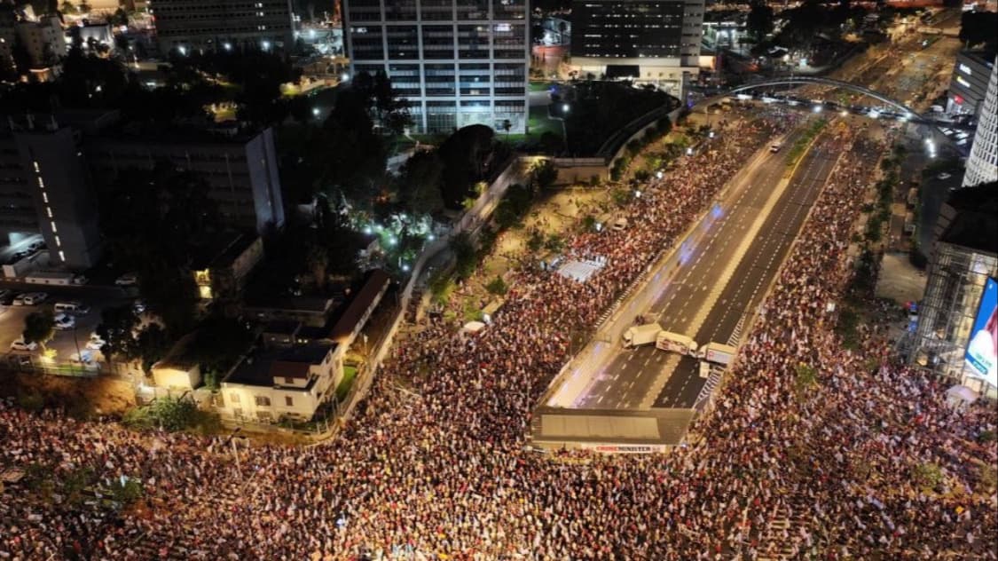 Tel Aviv'de on binlerce kişi Netanyahu hükümetine karşı protesto etti