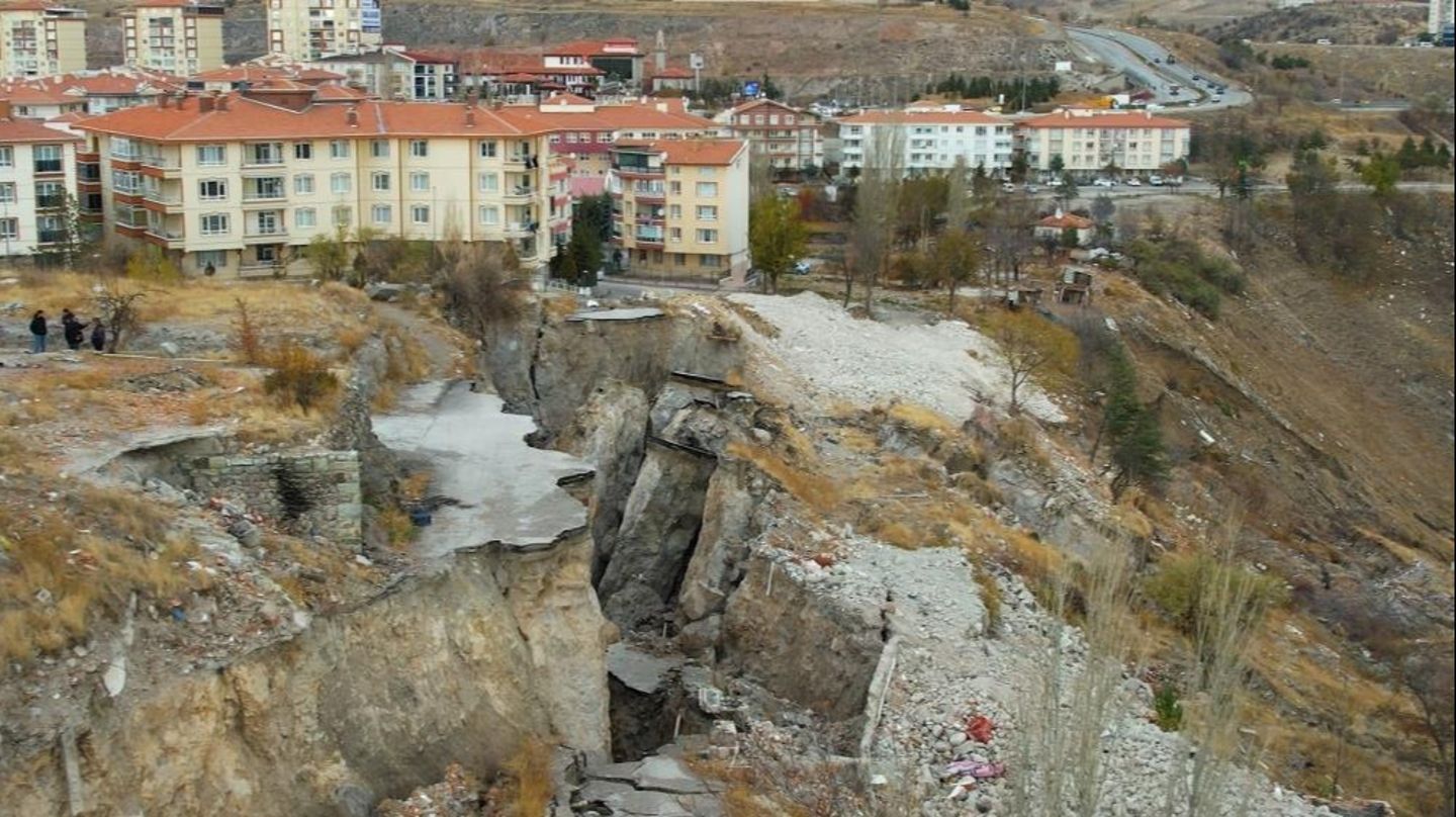 Ankara'da heyelan riski taşıyan mahalle kabusu yaşıyor: Altımız boş, her gün toprak kayıyor