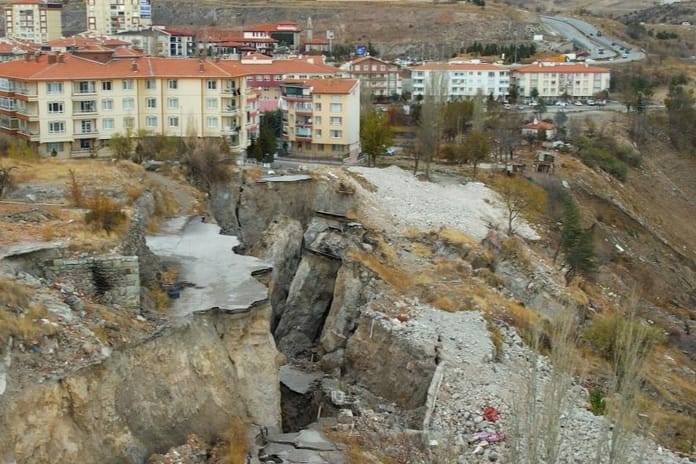 Ankara'da heyelan riski taşıyan mahalle kabusu yaşıyor: Altımız boş, her gün toprak kayıyor