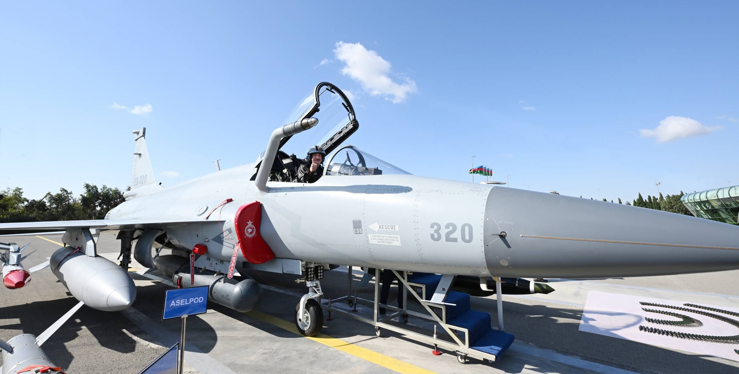 Azerbaycan JF-17 teslim aldı