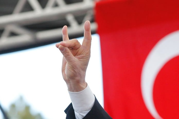 Bozkurt İşareti Tarihçesi: Kökeni ve Anlamı | Bozkurt işareti ne anlama gelir? Bozkurt işareti hangi parti?