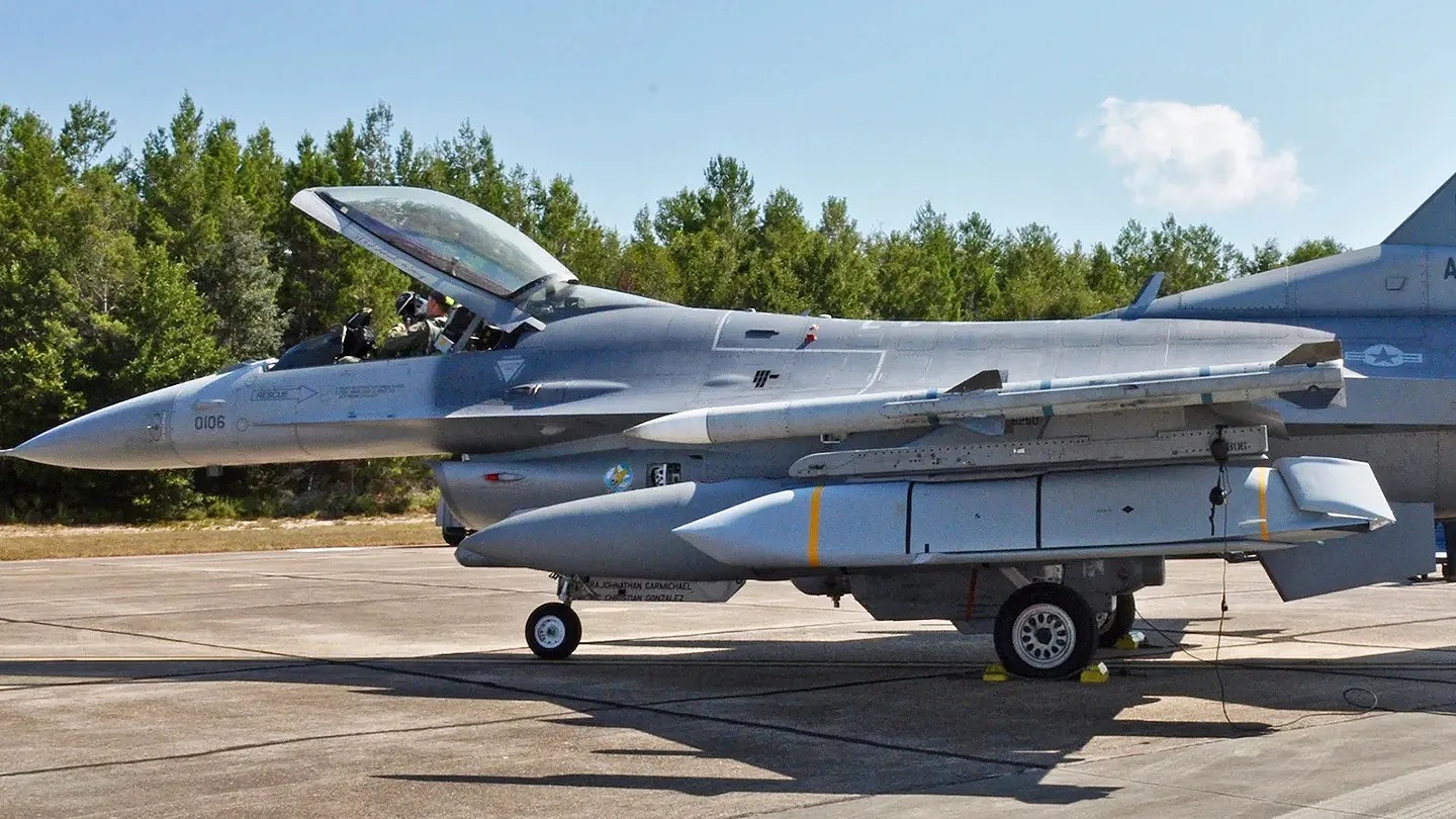 JASSM ile donatılmış bir F-16