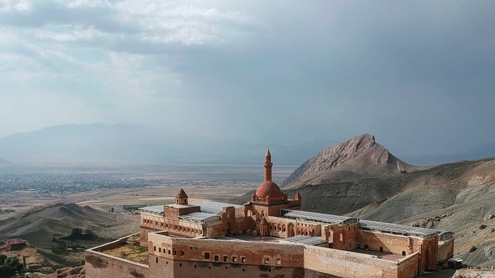 Osmanlı mimarisinin görkemli yapısı; İshak Paşa Sarayı