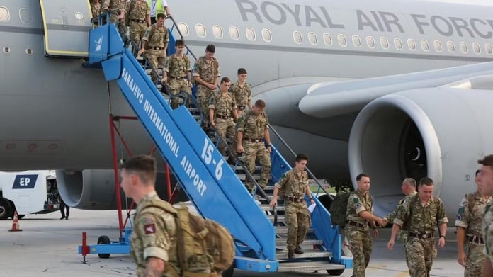 İngiliz ordusu her ay askere aldığından 300 kişi daha fazlasını kaybediyor