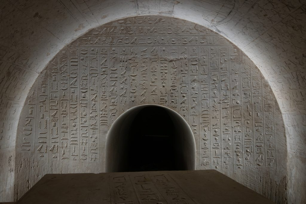 Djehutiemhat’ın mezarı antik çağda yağmalanmıştı, ancak küçük erişim şaftında bazı çanak çömlek kaseleri, sürahiler ve kapaklar bulundu.