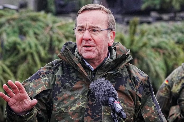 Almanya Savunma Bakanı: Rusya'nın üretimine yetişemiyoruz