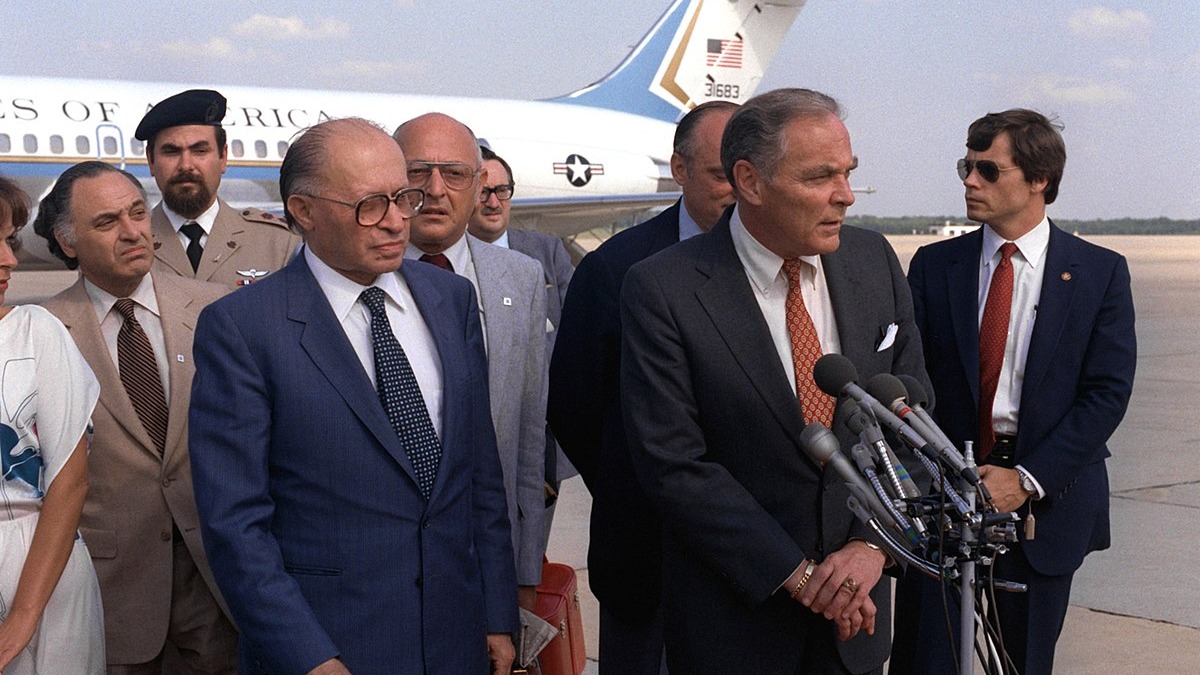 1982 yılında, dönemin ABD Dışişleri Bakanı Alexander Haig,&nbsp;İsrail Başbakanı Menachin Begin ile birlikte.