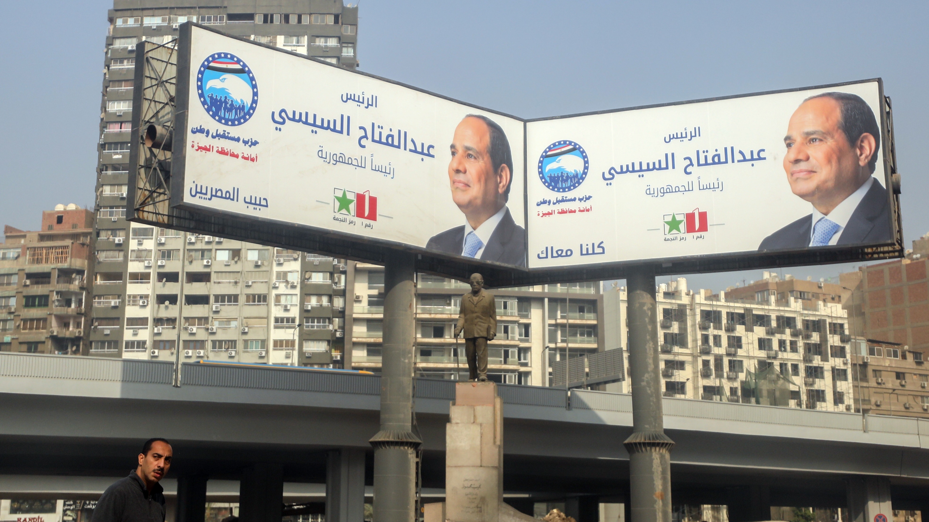 Mısır'ın cadde ve sokaklarında seçime katılacak adayların afişleri asıldı (AA)