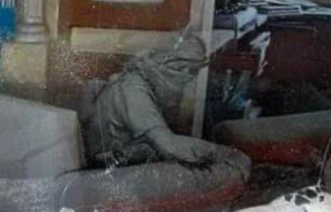 Yaralı halde olan Hamas lideri Yahya Sinvar'ın, İsrail askerlerine karşı koyduğu anlar.