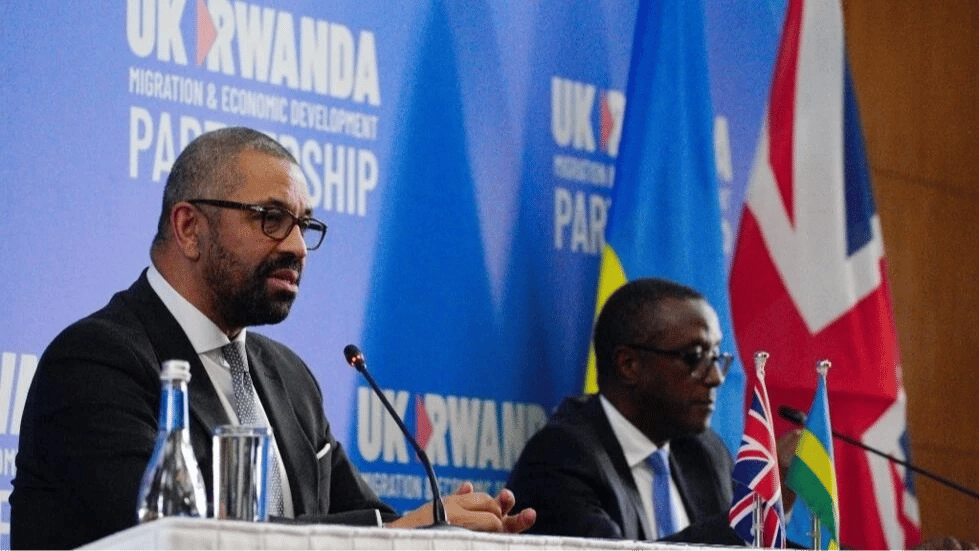 İngiltere Dışişleri Bakanı James Cleverly (solda) ve Ruanda Dışişleri Bakanı Vincent Bruta (sağda) / AFP<br>
