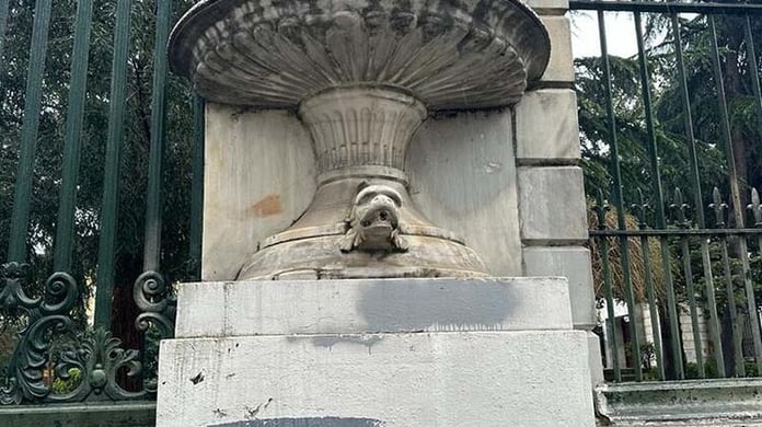 Galatasaray Lisesi kapısındaki ikiz yılan heykellerinden birisi kayıp