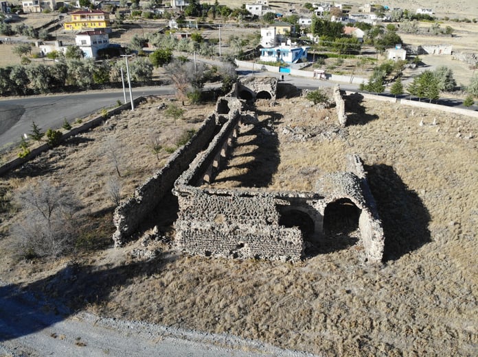 Tarihi han tarihe karışıyor