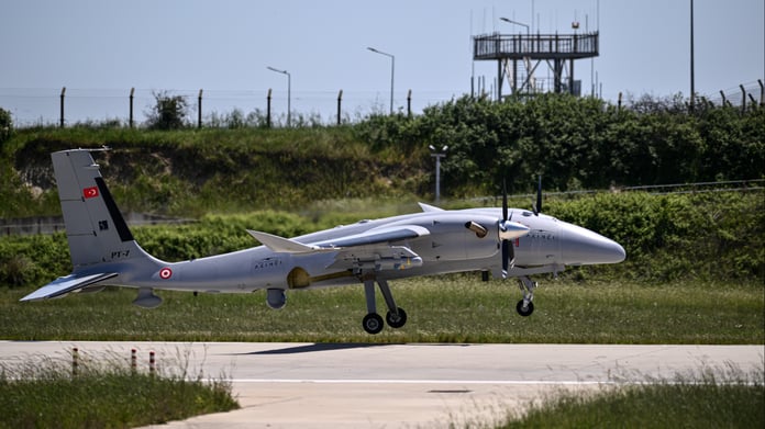 Bayraktar AKINCI'dan deniz hedeflerine tam isabet