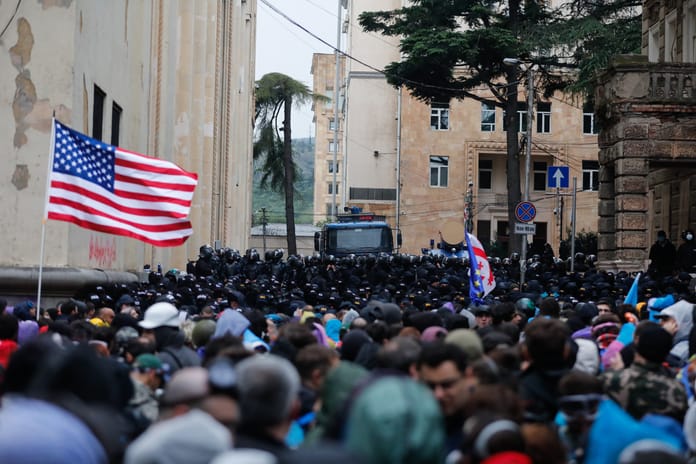 ABD Gürcistan'da renkli devrim planlıyor